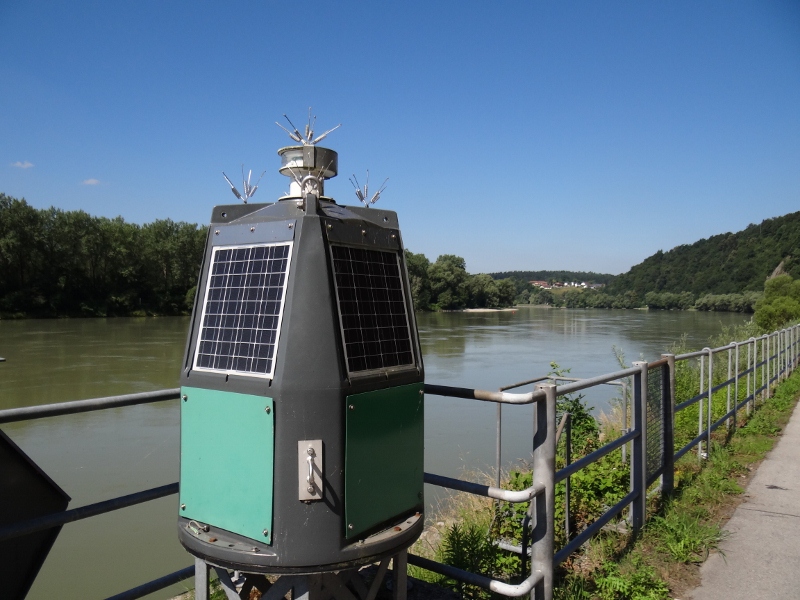 Seltsame Ksten am Donau Ufer bei Passau